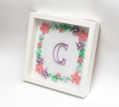 Obraz z literą C i kwiatami