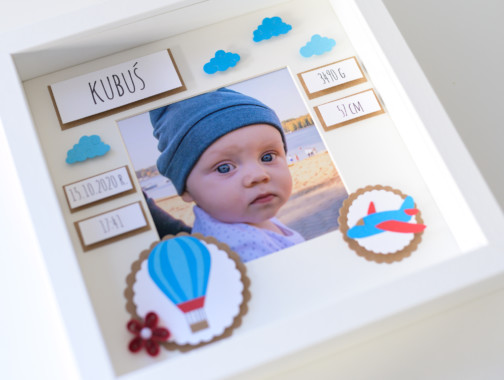 ręcznie robiona metryczka ze zdjęciem w ramce prezent na roczek dekoracje do pokoju chłopca narodziny dziecka