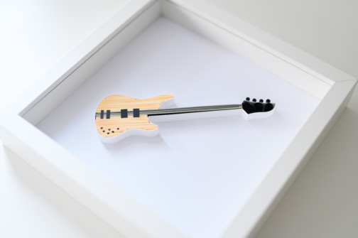 gitara basowa z papieru w ramce, dekoracja na ścianę do pokoju nastolatka, prezent dla gitarzysty, polskie rękodzieło