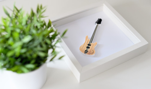 oryginalny prezent dla miłośnika muzyki, gitara basowa w ramce na ścianę, obrazek do pokoju chłopca, prezent dla fana muzyki rockowej